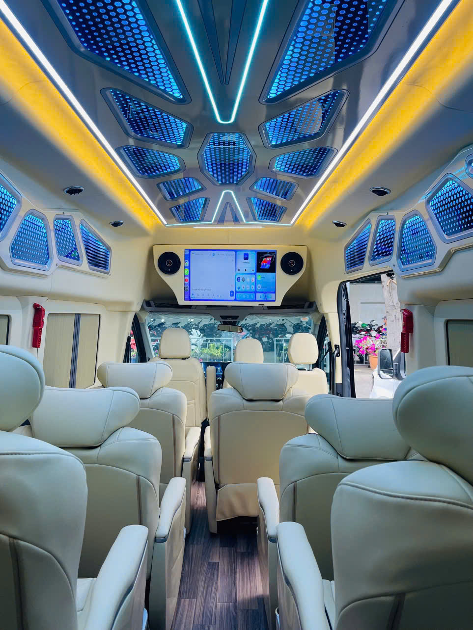 Hình ảnh nội thất xe Limousine 9 chỗ