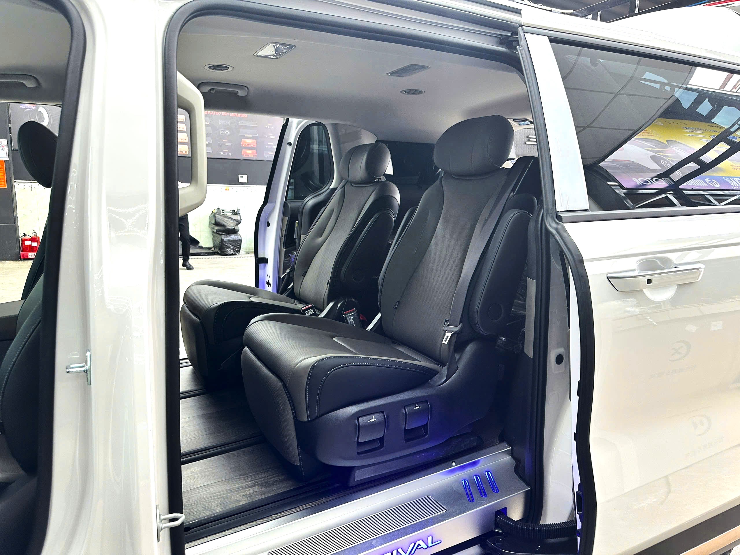 Nội thất xe Kia Carnival Du Lịch Tiến Thành