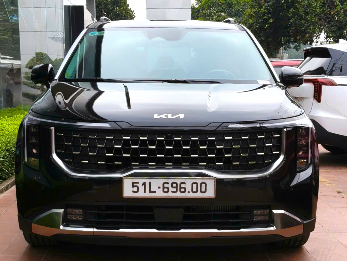 thuê xe Carnival có tài xế tại TPHCM