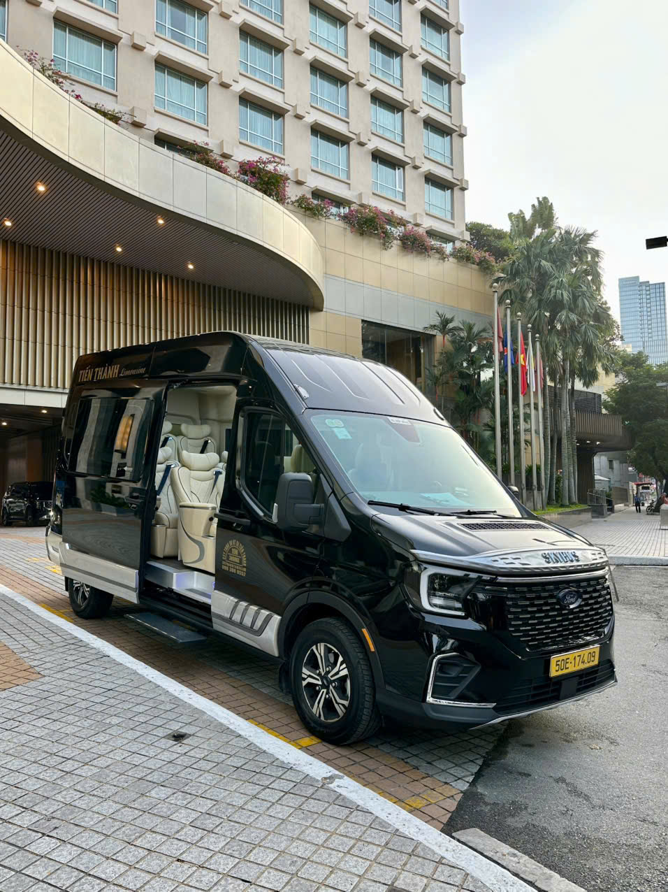 Thuê xe Limousine đưa đón sân bay