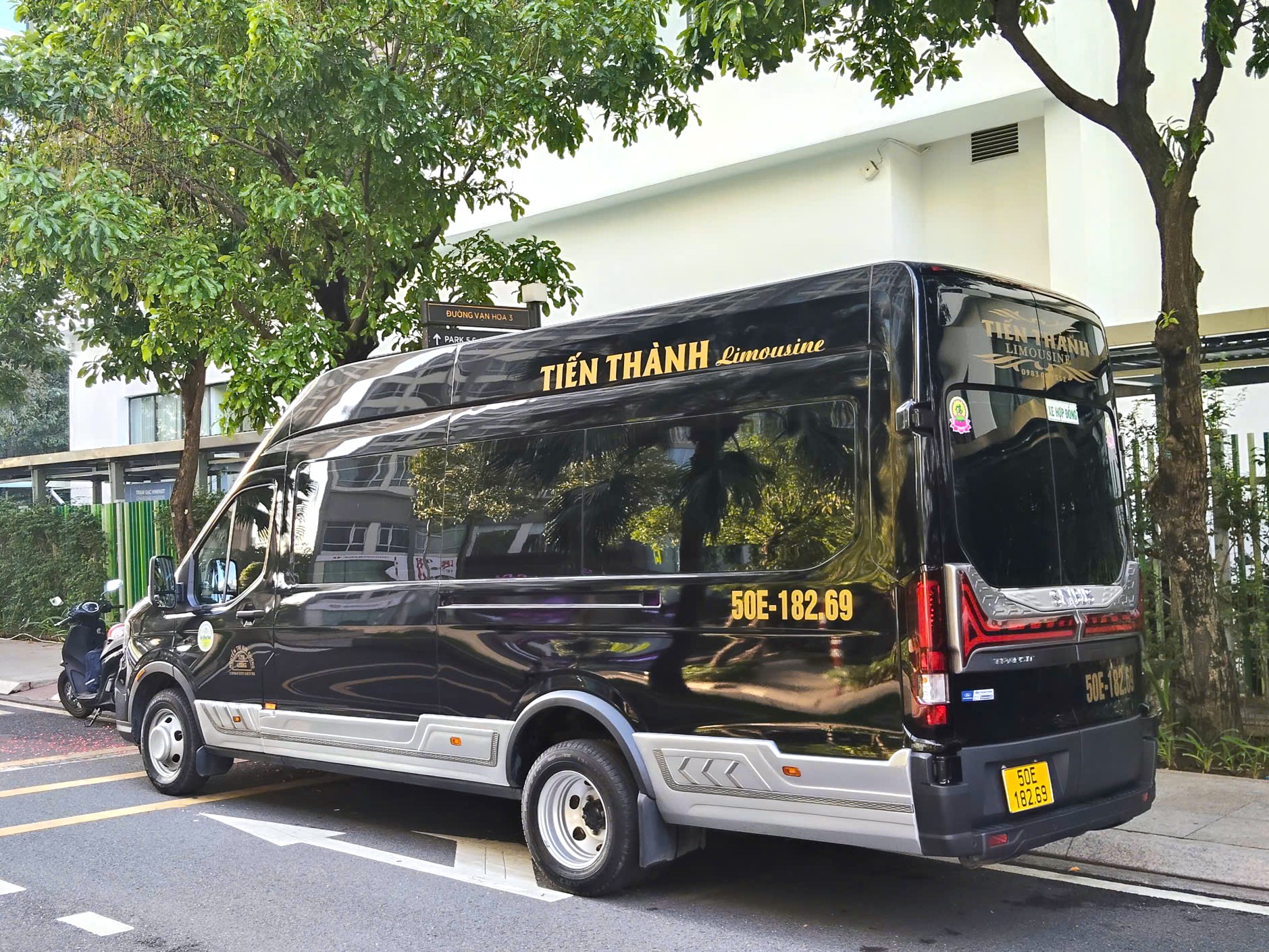 Thuê xe Limousine 16 chỗ có tài TPHCM
