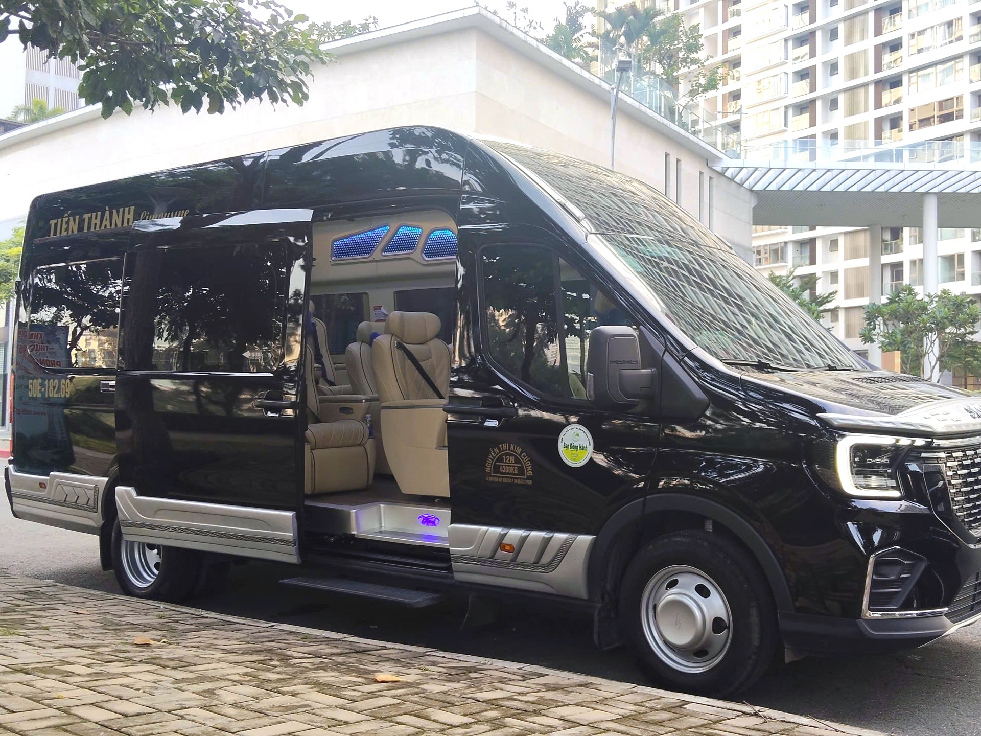 Thuê xe Limousine 16 chỗ tại Du Lịch Tiến Thành