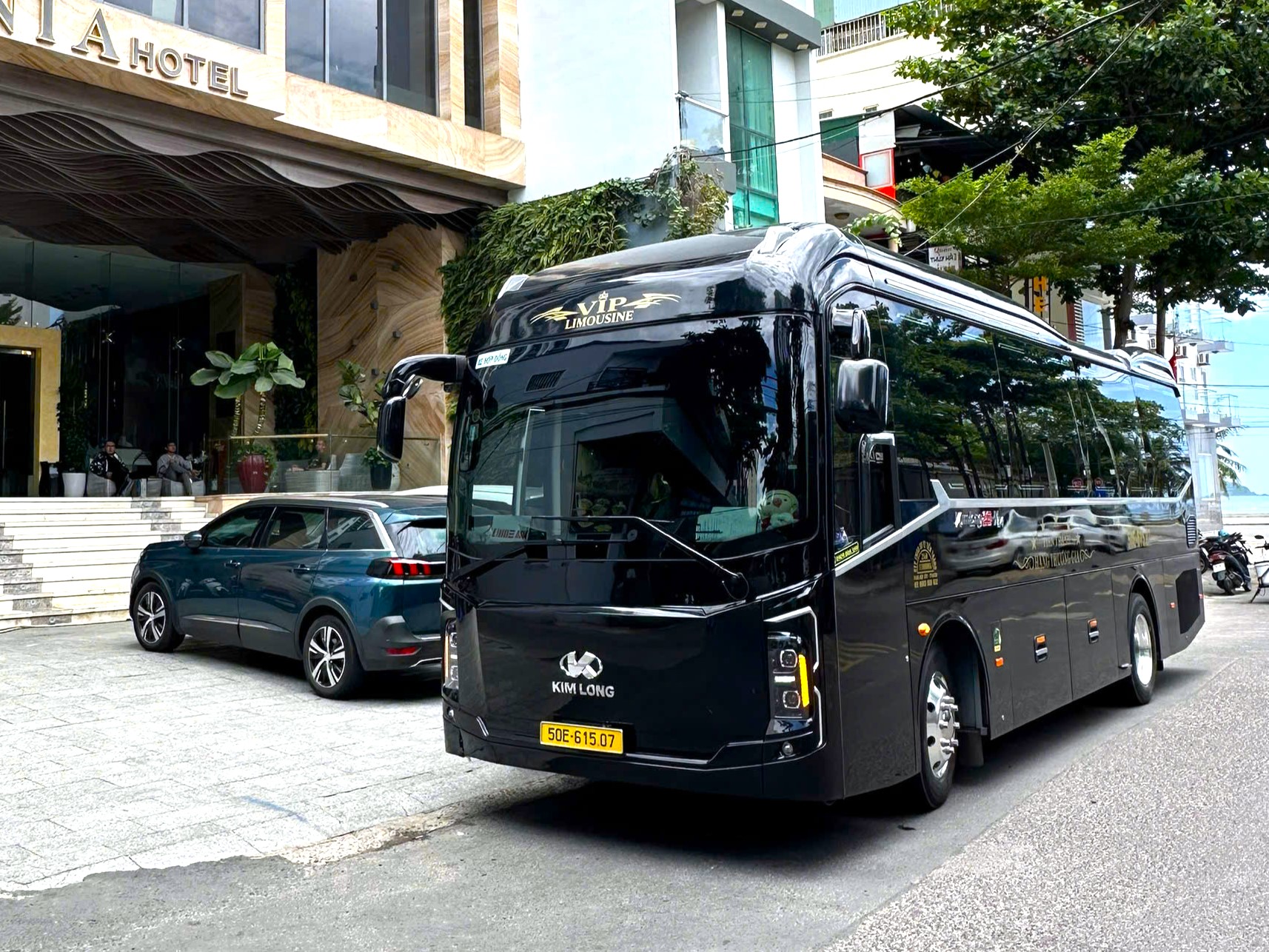 Thuê xe Limousine 22 chỗ du lịch