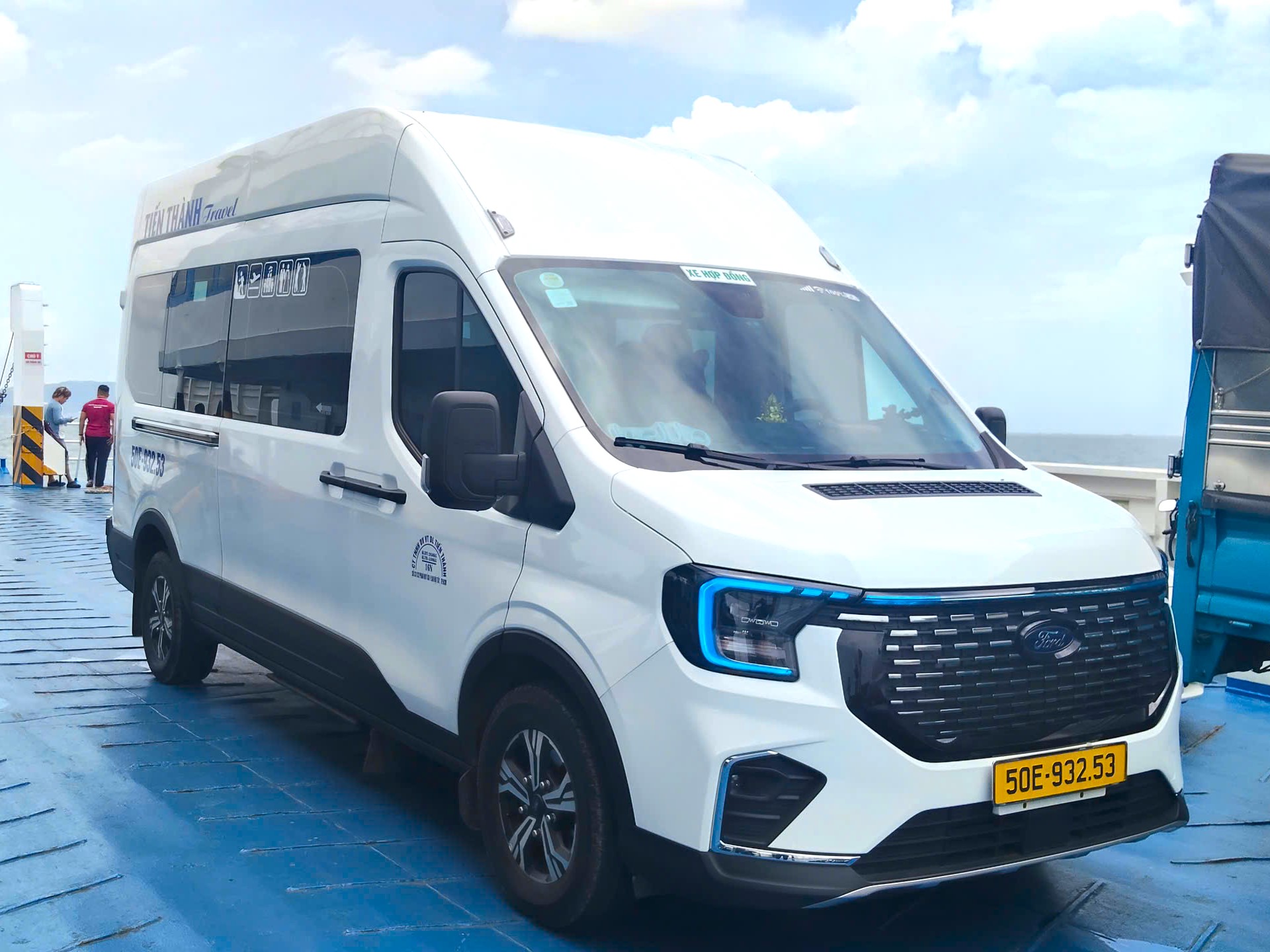 thuê xe limousine 9 chỗ hạng sang đi đà lạt